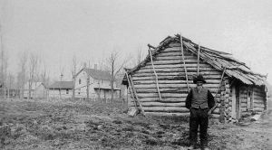 800px-Andrew-Peterson_framför_sitt_shanty